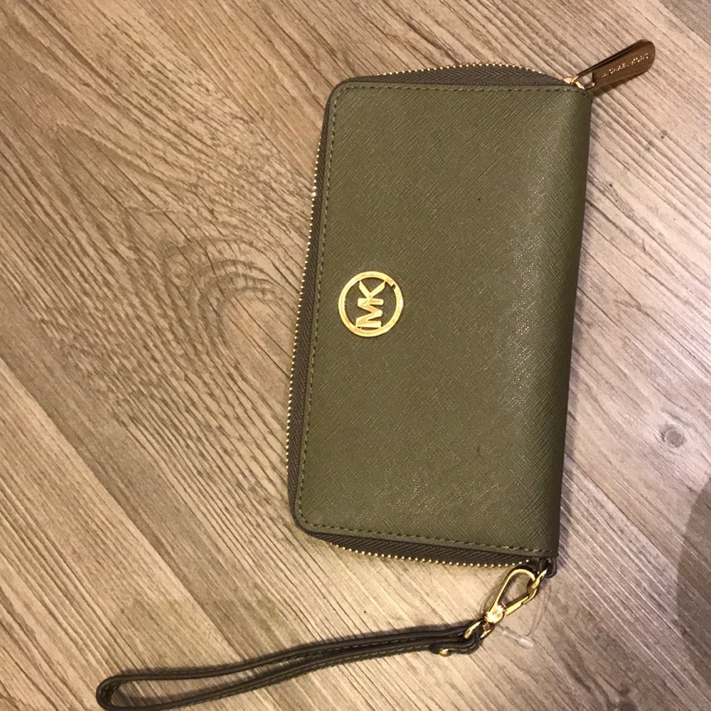 NEW Olive Michael Kors wallet